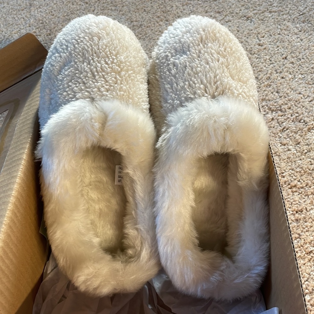 NWT cream thick warm faux fur slippers cruelty free 5 fits size 6 too